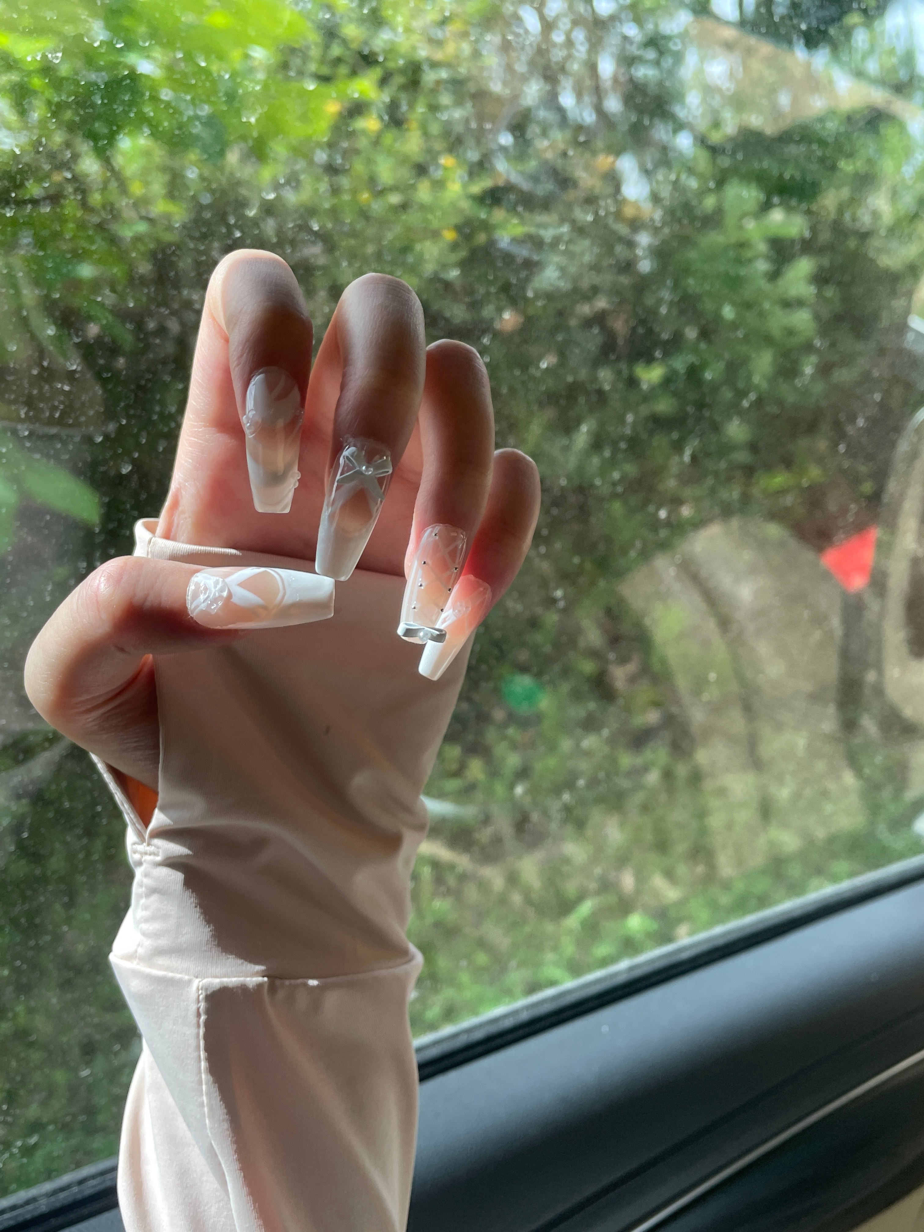 最新秀美甲拍照潮流——开启爱的美甲之旅