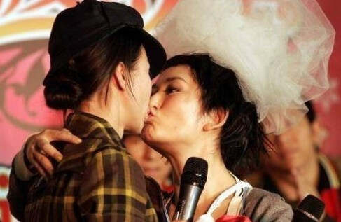 涉黄话题警示，女明星舌吻视频引发隐私、道德与法律风险