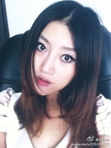 演员黄丹，舞台到荧屏的成长之旅，展现自信光芒