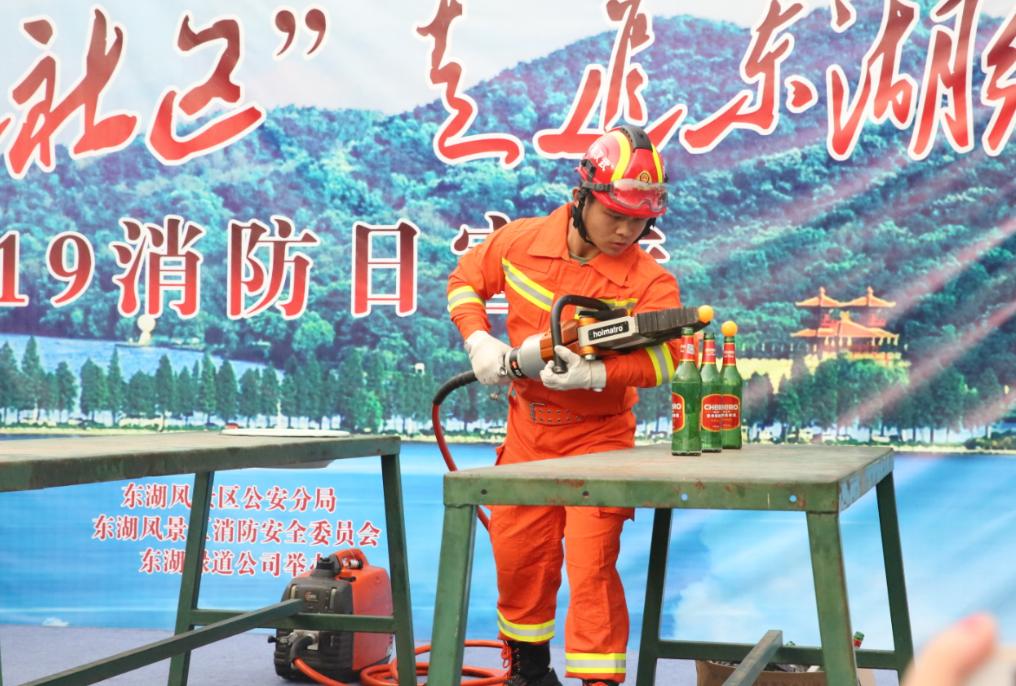 女演员张玲探寻小巷中的隐秘美食之旅