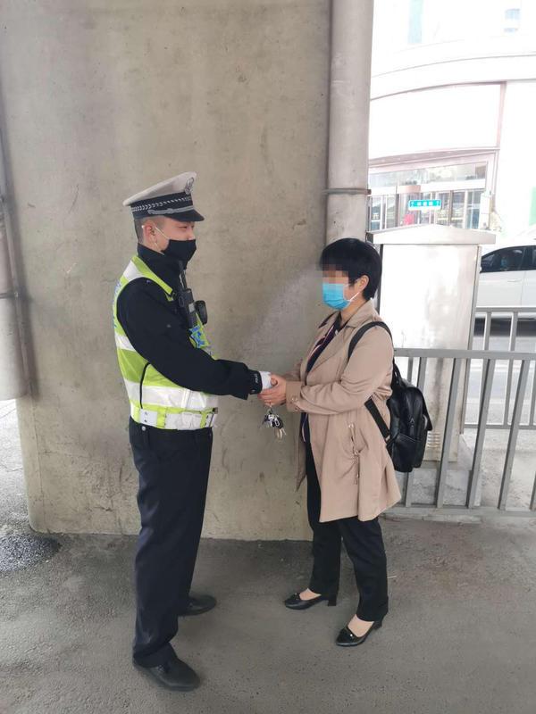 小偷女与小巷神秘小店的秘密